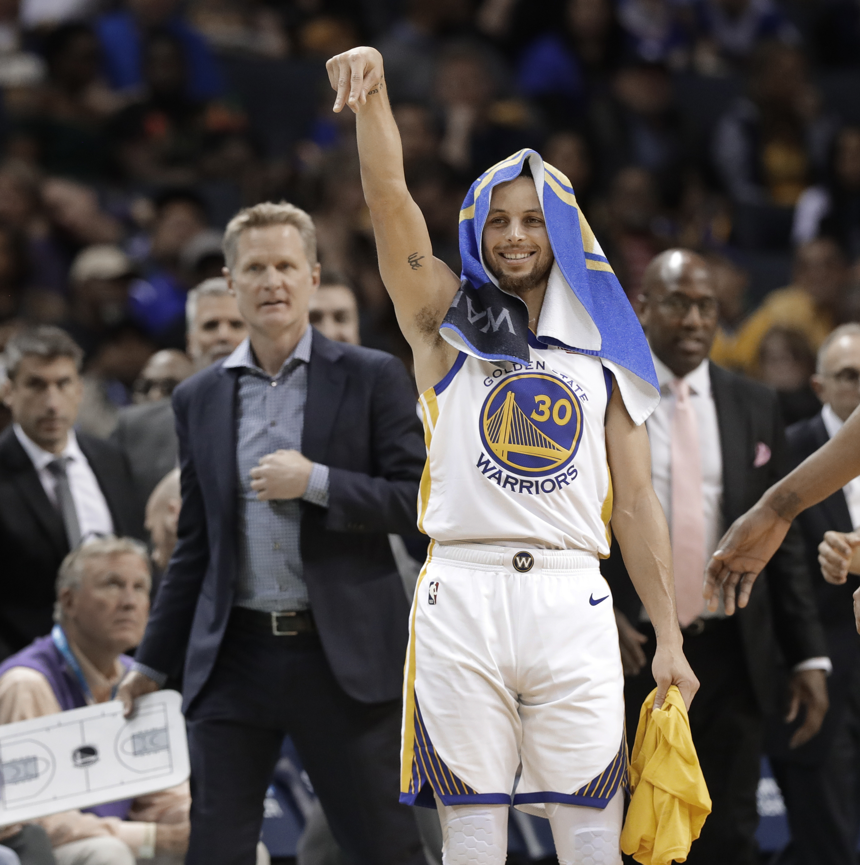 太阳报：里奇的主持人女友亮相米兰德比，透视装造型引发热议（太阳报：里奇主持人女友现身米兰德比，透视穿搭惹热议）